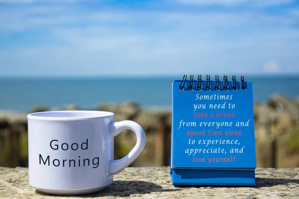 Motiverande Och Inspirerande Citat Blå Stående Anteckningsblock Text Vit Kaffekopp — Stockfoto