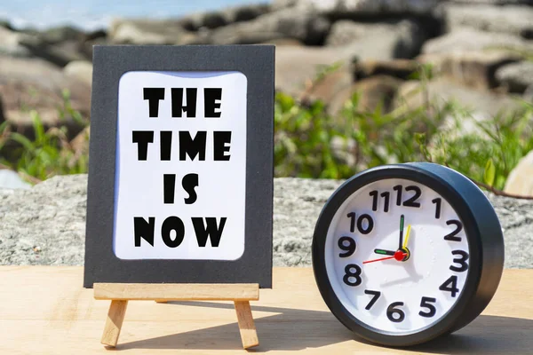 Motivational Quote Standing Notepad Black Alarm Clock Time Now Blurred — Stockfoto