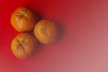 Çin 'in yeni yıl imajı. Kırmızı arkaplanda Çince turuncu