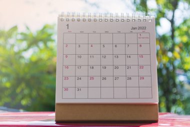 Beyaz Ocak 2022 takvimi yeşil arka planda. 2022 Yeni Yıl Konsepti