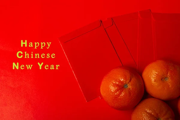 Chinesisches Neujahrskonzept Mandarinen Und Rotes Päckchen Auf Rotem Hintergrund — Stockfoto