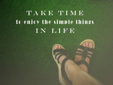 Bulanık yeşil arka planda motive edici ve ilham verici bir alıntı.