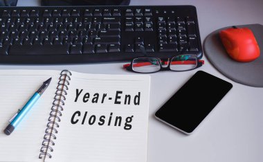 Not defterine yazılan metin - Yıl sonu kapanıyor. İş ve muhasebe kavramı