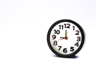 Siyah alarm saati beyaz arkaplanda izole edilmiş. Saat 9 'a ayarlandı. Son teslim tarihi kavramı