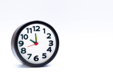 Siyah alarm saati beyaz arkaplanda izole edilmiş. Saat 10 'a ayarlandı. Son teslim tarihi kavramı