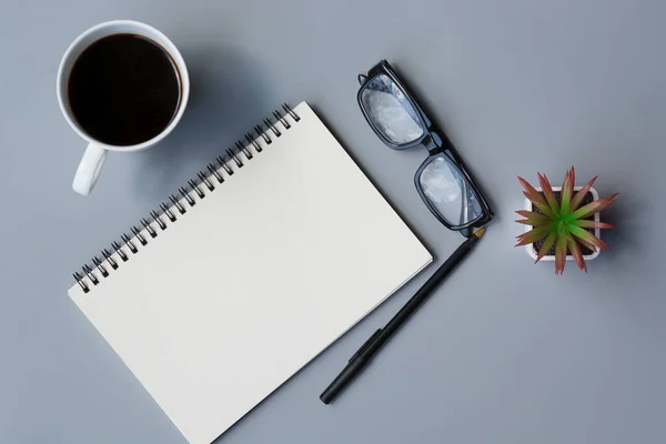 Bloc Notas Con Taza Café Vasos Lectura Escritorio Directamente Arriba — Foto de Stock