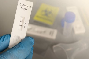 Doktor COVID-19 hastalığı için test kiti tutuyor. Laboratuvar kartı test sonuçları virüslü Coronavirüs virüsü için POSITIVE