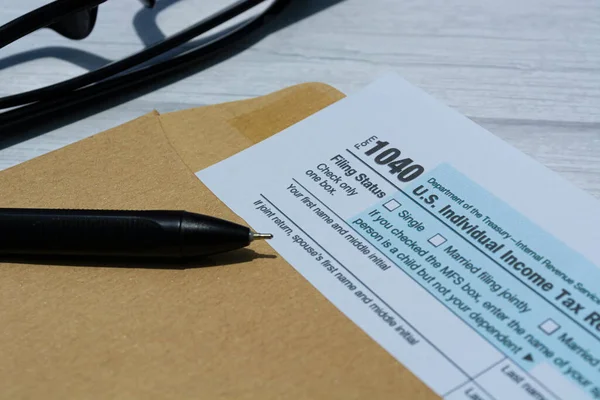 Tax Forms 1040 Individual Income Tax Return Brown Envelope Desk — Stock Photo, Image