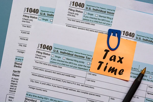 Formularios fiscales 1040. U.S Declaración individual del impuesto sobre la renta en un escritorio con texto en el bloc de notas — Foto de Stock