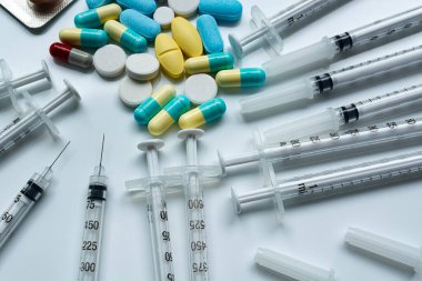 Çeşitli ilaç hapları, kapsüller ve şırınga enjeksiyonu.