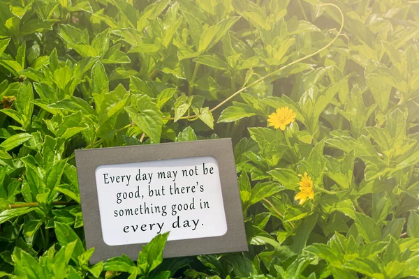 緑の葉と花の背景がぼやけたメモ帳のモチベーションの引用 毎日は良くないかもしれませんが 毎日には良いものがあります — ストック写真