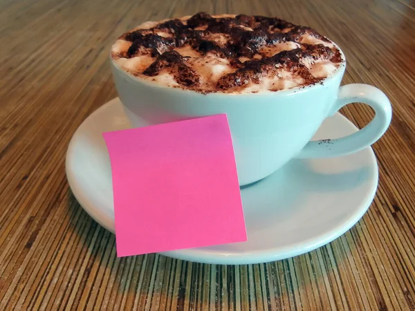 Rózsaszín Pálcika Megjegyzés Kávéscsészén Másold Helyet Szöveg Vagy Üzenet Céljára — Stock Fotó