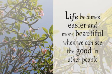 Mavi gökyüzü ve çiçeklerin bulanık arka planı motivasyon amaçlı alıntıdır - diğer insanların iyi yanlarını gördüğümüzde hayat daha kolay ve daha güzel hale gelir.