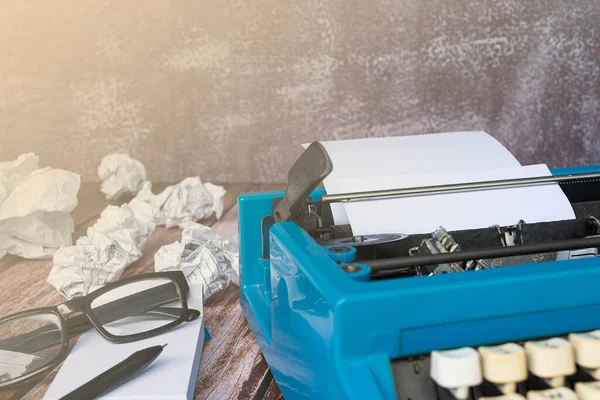 木製の机の上に古い青のタイプライターとゴミ箱の紙 コピースペース 本文用 — ストック写真