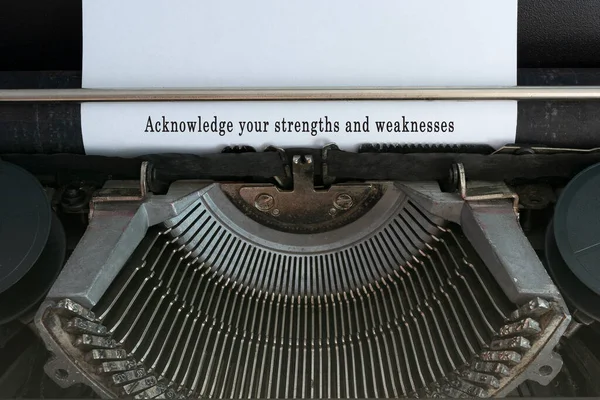 Text Auf Einer Alten Klassischen Schreibmaschine Getippt Stärken Und Schwächen — Stockfoto
