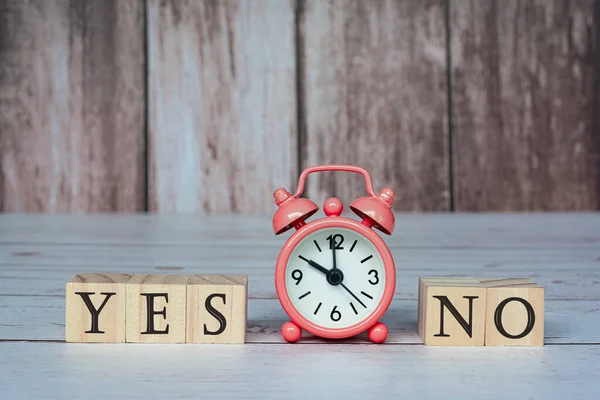 Kein Text Auf Holzblock Würfel Mit Wecker Uhr Auf Holzgrund — Stockfoto