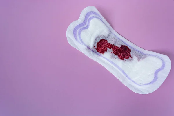 Sang Menstruel Sur Une Serviette Hygiénique Sur Fond Violet Protection — Photo