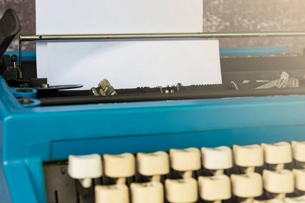 Старая Голубая Пишущая Машинка Мусорная Бумага Деревянном Столе Принято Текстовых — стоковое фото