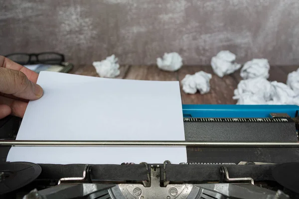 Рука Вытаскивает Кусок Белой Бумаги Старой Классической Пишущей Машинки Деревянном — стоковое фото
