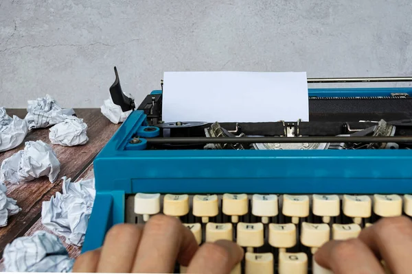 木製の机の上にゴミ箱紙と古い古典的な青のタイプライターで男 ビジネスコンセプト スペースのコピー — ストック写真
