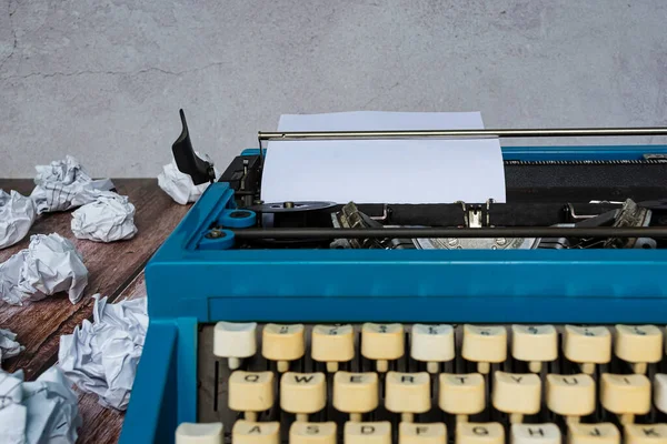 ゴミ箱紙の背景を持つ木製の机の上に古い古典的なタイプライター コピースペース テキストの目的で — ストック写真