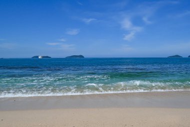 Borneo, Malezya 'da kumlu plajlı okyanus dalgaları