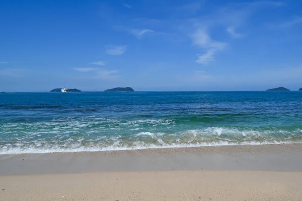 Oceano Che Spruzza Onde Con Spiaggia Sabbiosa Nel Borneo Malesia — Foto Stock