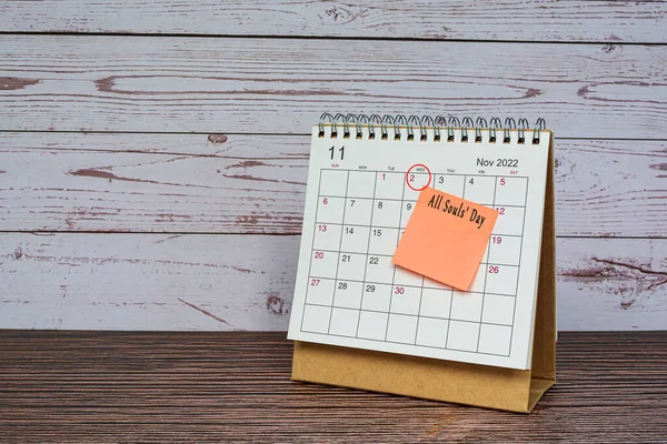 Noviembre 2022 calendario en escritorio de madera con círculo de fecha y texto en nota adhesiva. — Foto de Stock