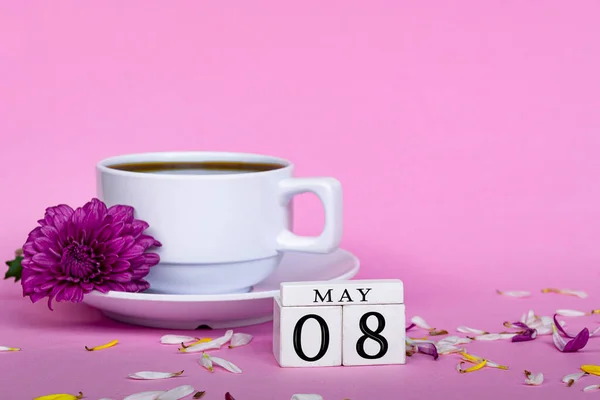 Witte Koffiekop Paarse Bloem Met Houten Blokje Roze Achtergrond Mei — Stockfoto