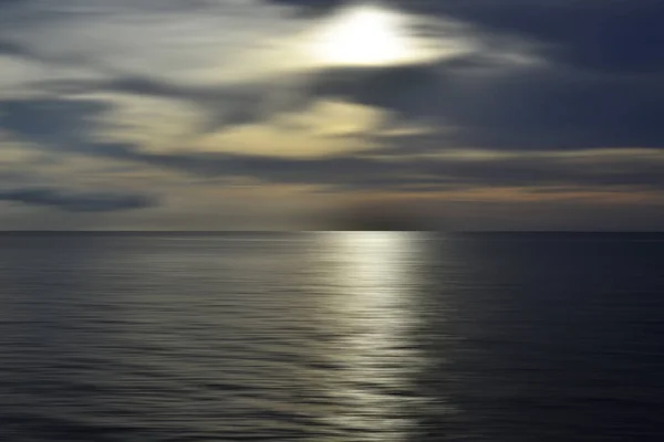 Fond de paysage océanique flou et vue coucher de soleil dans l'effet de mouvement numérique. — Photo
