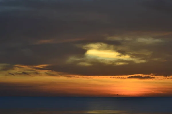 Coucher de soleil à la plage, Tanjung Aru Beach, Kota Kinabalu, Bornéo, Sabah, Malaisie — Photo