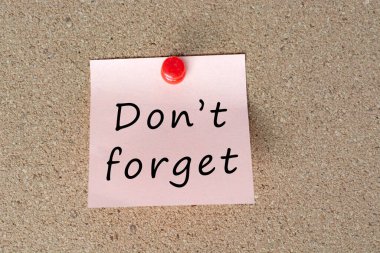 Sticky note with word dont forget. Reminder and appointment concept.