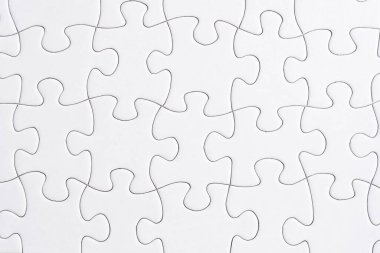 Bulmaca parçaları mavi arka planda izole edilmiş. Düz yatıyordu. Tam üstte. Boşluğu kopyala