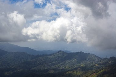 Yeşil dağ, bulutlar ve mavi gökyüzü olan vadideki güzel bir köyün manzarası..