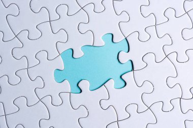 Mavi kağıtta bir yapboz parçası. Dümdüz yatıyordu, tam üstte. Boşluğu kopyala.