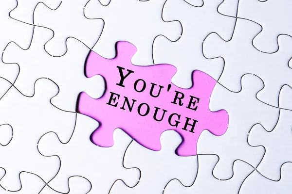 Witte Legpuzzel Met Motiverend Inspirerend Citaat Paarse Achtergrond You Enough — Stockfoto