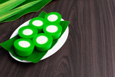 Nona Manis, hindistan cevizi kremalı muhallebisinden yapılmış kremalı pandan aromalı bir kuih..