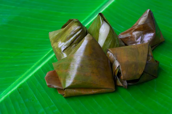 Délices Malaisiens Kuih Koci Dans Une Feuille Banane Isolée Sur — Photo