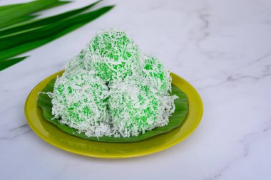 Malezya hindistan cevizli tatlı ile klepon ya da kuih onde-onde olarak bilinir..
