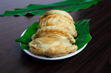 Malezya popüler ve geleneksel atıştırmalık Karipap veya patates dolgusu ile doldurulmuş körili puf.