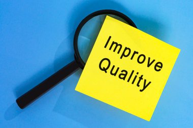 Mavi arka planda büyüteçle yapıştırıcının kalitesini arttır. İş Konsepti.