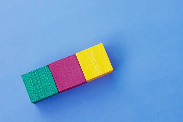Tres Cubos Madera Colores Sobre Fondo Azul Acostado Copiar Espacio — Foto de Stock
