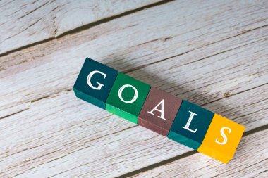 Tahta masadaki renkli tahta küplere hedef kelime. İş konsepti.