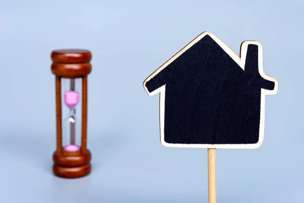Wooden House Model Blurred Hourglass Background Business Finance Savings Money — Stock Photo, Image
