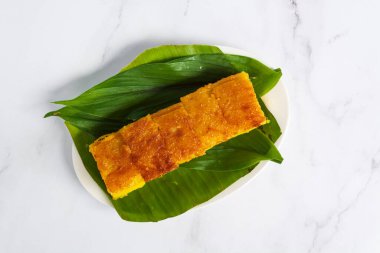 Malezya popüler ve geleneksel tatlı ve tabakta atıştırmalık. Kuih Bingka Ubi veya Fırınlanmış Tapioca Pastası