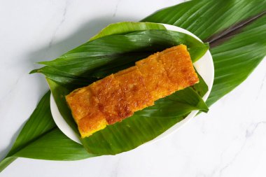Malezya popüler ve geleneksel tatlı ve tabakta atıştırmalık. Kuih Bingka Ubi veya Fırınlanmış Tapioca Pastası
