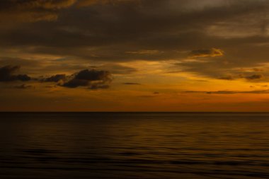 Tanjung Aru, Sabah, Malezya plajında günbatımında hareket bulanıklığı.