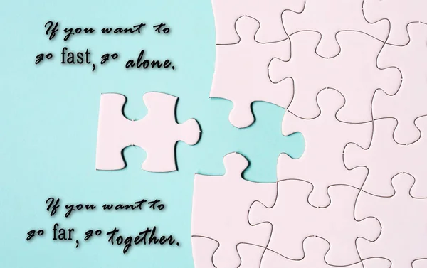 Citazione Motivazionale Puzzle Bianco Con Alcuni Pezzi Mancanti Sfondo Blu — Foto Stock