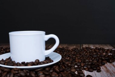 Kahve çekirdeği arkaplanda bir fincan kahve. Yiyecek ve içecek konsepti.