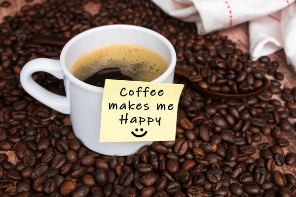 배경에 커피를 끈적끈적 쪽지에 커피는 행복하게 — 스톡 사진